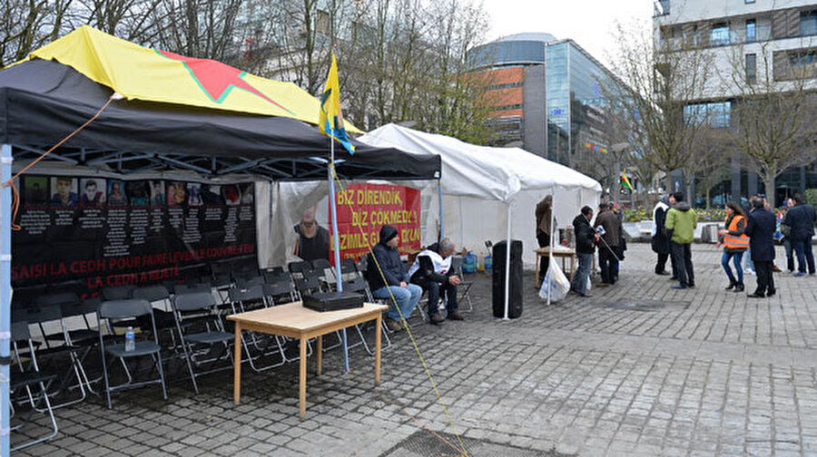 6. Belçika'dan ikinci PKK çadırı skandalı

                                    
                                    Brüksel'de 18 Mart'ta düzenlenen Türkiye-Avrupa Birliği Zirvesi sırasında boşaltılan PKK çadırına ertesi gün tekrar terör örgütünü simgeleyen bez parçaları asılmış ve çadır Belçika polisi tarafından korumaya alınmıştı.
                                
                                