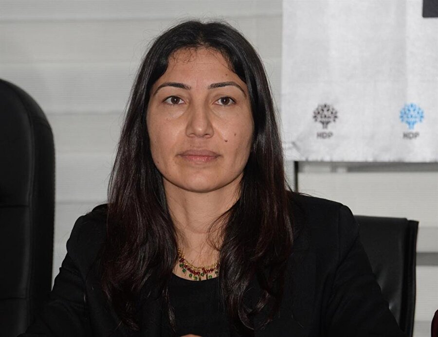 HDP Şırnak Milletvekili Leyla Birlik

                                    
                                    
                                    
                                    Terör örgütü propagandası yapmak, halkı kin ve düşmanlığa tahrik, suç ve suçluyu övmek, askeri yasak bölgelere girmek.
                                
                                
                                
                                