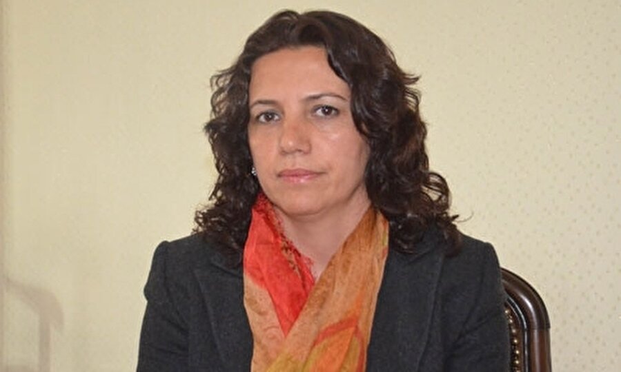 HDP Hakkari Milletvekili Selma Irmak

                                    
                                    
                                    
                                    Terör örgütü propagandası yapmak. Ayrıca Irmak, güvenlik güçlerinin operasyonunda etkisiz hale getirilen bir teröristin cenazesini morgdan alarak cenaze törenine katılmıştı.
                                
                                
                                
                                