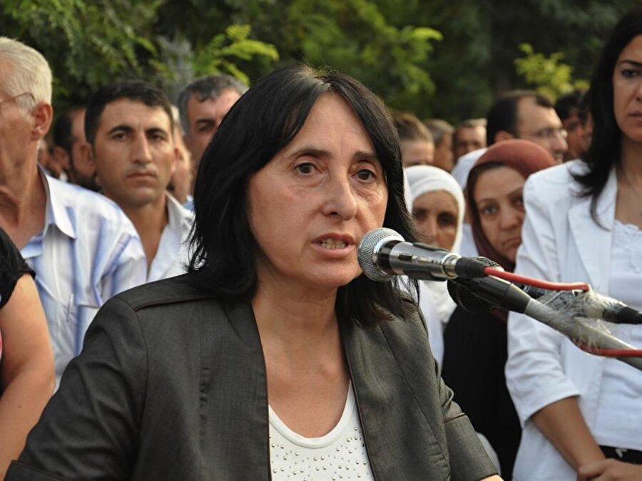 HDP Diyarbakır Milletvekili Nursel Aydoğan

                                    
                                    
                                    
                                    Örgüte üye olmamakla birlikte örgüt adına suç işlemek.
                                
                                
                                
                                