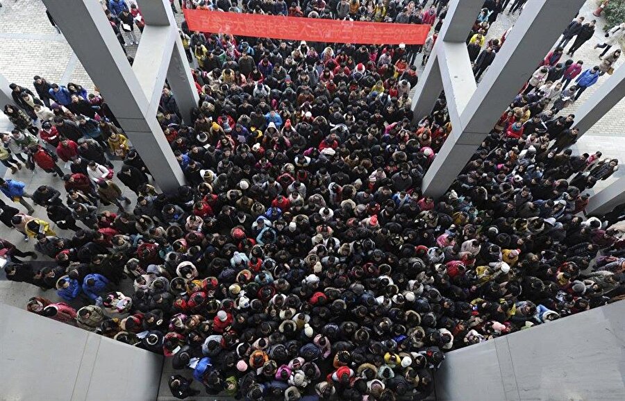 Burası, Çin’in aslında nüfusunun o kadar da yoğun olmadığı bir bölgede sıradan bir üniversitenin girişi... 

                                    
                                