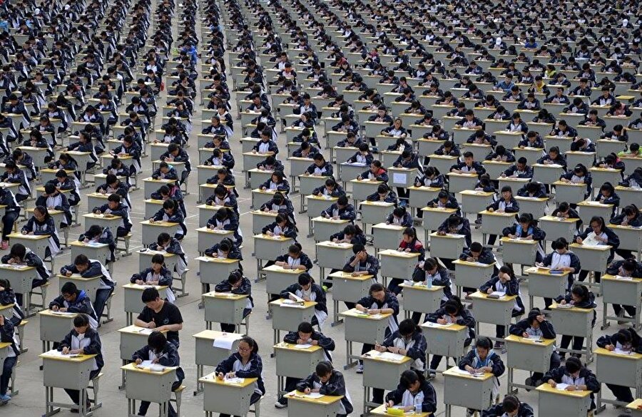 Yine sıradan bir liseden bir sınıf, yüzlerce öğrenci aynı anda sınavda.

                                    
                                