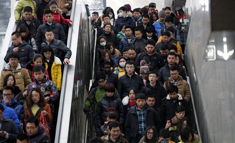Aslında bu fotoğraf Zincirlikuyu metrobüs durağından pek de farksız gibi görünmese de, haftanın her günü her saati toplu taşımanın bu yoğunlukta olduğunu düşünün!

                                    
                                
