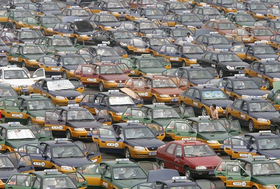 Çin’de bir havalimanından müşteri bekleyen taksilerin görüntüsü.

                                    
                                