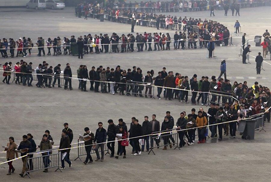 Çin’de alışveriş merkezlerine ve fuarlara böyle giriliyor... 

                                    
                                