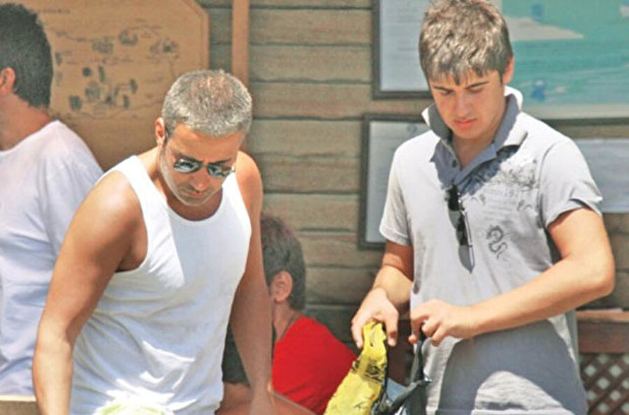 “Evet 26 yıl önce istenmeyen bir çocuk geldi dünyaya Bir hayatı daha doldurduk bir yaş daha attık olgunlaştık, hayatı öğrendik hani bir laf vardır ya 'Bu hayatta babana bile güvenme' diye bu hayat bana çok şey öğretti.