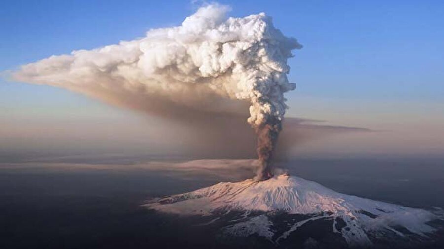 Etna Yanardağı - İtalya

                                    
                                    
                                    
                                    En son 2010 yılında kül püskürten Etna yanardağı, İtalya'daki yanardağlardan en genişidir. Deniz seviyesinden 3329 metre yükseklikte olan Etna, Dünya'nın en aktif yanardağları arasındadır.
                                
                                
                                
                                