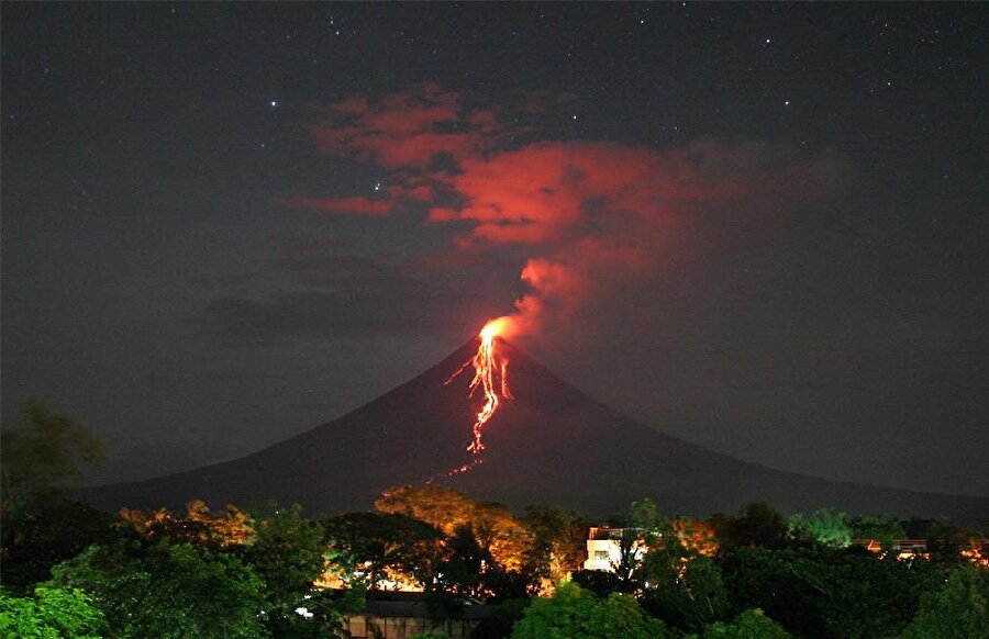 Mayon Yanardağı - Filipinler

                                    
                                    
                                    
                                    Pasifik ateş çemberinin bir halkası olan Mayon Yanardağı Filipinlerin sınırları içerisinde bulunuyor. Mayon son 400 yılda 49 kez faaliyete geçti.
                                
                                
                                
                                
