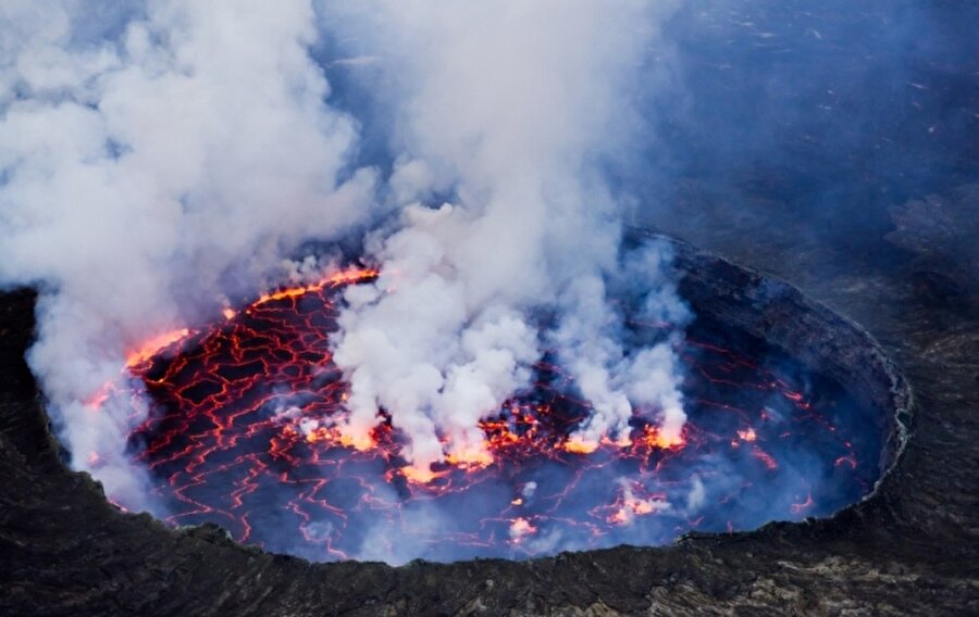 Nyiragongo Yanardağı - D. Kongo Cumhuriyeti

                                    
                                    
                                    
                                    Nyiragongo Yanardağı, Demokratik Kongo Cumhuriyet'nin sınırları içerisinde bulunuyor.Yanardağ 1882 yılından beri 34 kez patladı. Kraterinin genişliği iki kilometreden uzun.
                                
                                
                                
                                