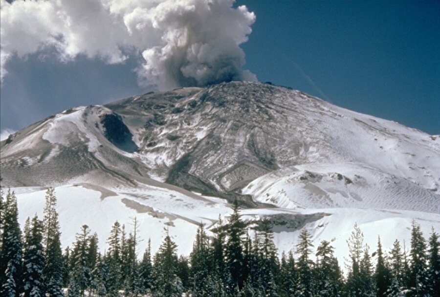 Saint Helens Yanardağı - ABD

                                    
                                    
                                    
                                    Saints Helen yanardağı adını 1982'deki patlaması ile duyurdu. ABD'nin Washington eyaletinin Skamania kırsalında bulunan bu aktif dağ en son 2008 yılında harekete geçti. 
                                
                                
                                
                                