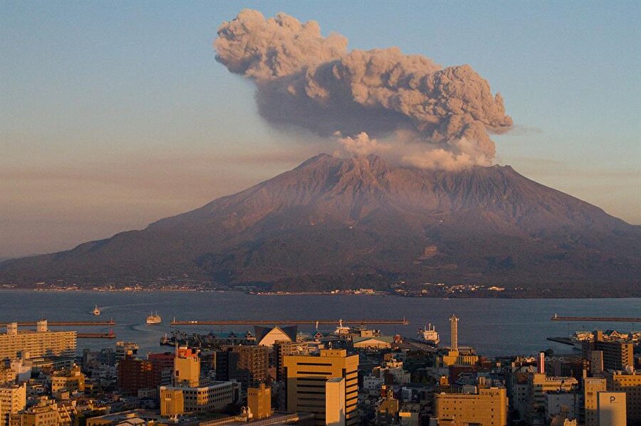 Sakurajima Yanardağı - Japonya
Sakurajima yeryüzündeki en aktif yanardağlardan biri. Japonya'da bulunan bu aktif dağ 1914 yılındaki patlamasıyla bir ada iken çıkan lavlarla Ōsumi Yarımadası'yla birleşmiştir. Sık sık patlama yaşanan yanar dağ en son 5 Şubat 2016'da faaliyet gösterdi.