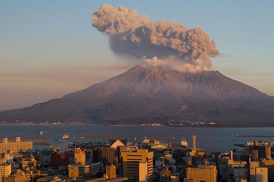 Sakurajima Yanardağı - Japonya

                                    
                                    
                                    
                                    Sakurajima yeryüzündeki en aktif yanardağlardan biri. Japonya'da bulunan bu aktif dağ 1914 yılındaki patlamasıyla bir ada iken çıkan lavlarla Ōsumi Yarımadası'yla birleşmiştir. Sık sık patlama yaşanan yanar dağ en son 5 Şubat 2016'da faaliyet gösterdi. 
                                
                                
                                
                                