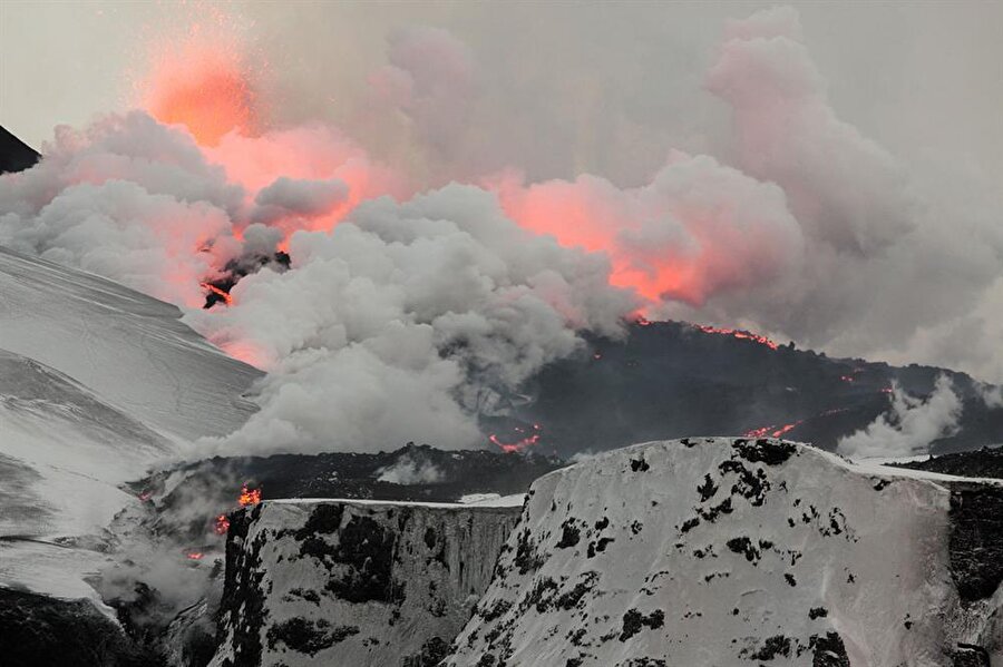 Eyjafjallajökull Yanardağı- İzlanda

                                    
                                    
                                    
                                    İsminin yazılması ve okunması zor olan bu aktif volkan İzlanda topraklarında bulunuyor. Eyjafjallajökull adını son dönemlerde duyurdu. 2010 yılında patlayan dağ, saçtığı lavlarla Avrupa'da uçuşları durdurmuştu. 

 3–4 km çapta bir krateri olan volkan, 920, 1612 ve yeniden 1821 ile 1823 yılları arasında püskürdü. Bu iki yıllık faaliyet ölümcül lav taşmalarına yol açtı. Volkan son olarak 2010'da 21 Mart ve 14 Nisan tarihlerinde iki defa püskürdü. Mart'taki olay, yörenin yerlisi olan yaklaşık 500 kişinin bölgeyi kısa süreli tahliye etmesine yol açtı

                                
                                
                                
                                