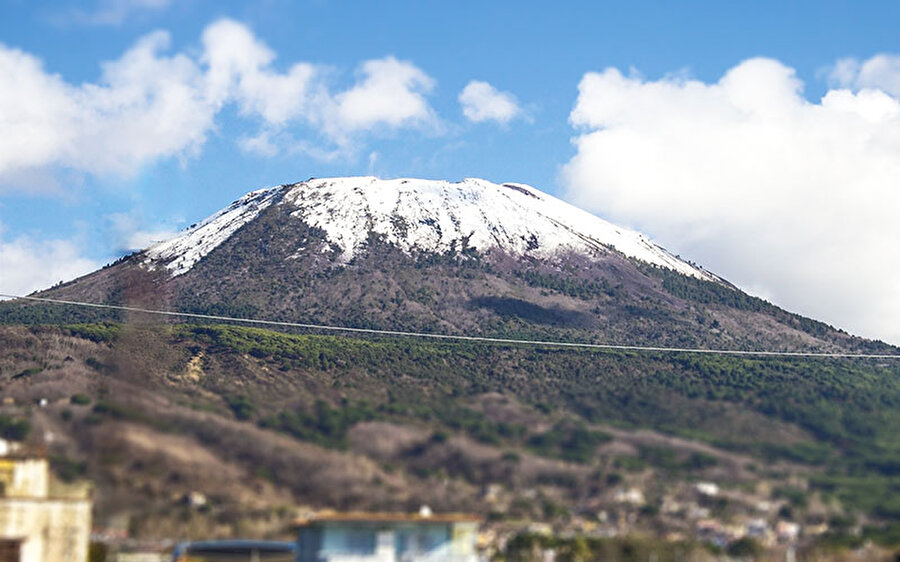 Vezüv Yanardağı - İtalya

                                    
                                    
                                    
                                    Vezüv yanardağlar içerisinde en ünlü olanıdır. İtalya'nın Napoli kentinin doğusunda bulunan dağ 1281 metre yüksekliğindedir ve hala aktif durumdadır. 

 Vezüv Avrupa ana karasındaki son yüz yılı içinde aktivite gösteren tek yanardağdır. 

 Vezüv'ün Yanardağı'nı ünlü yapan olaylar ise dünya tarihinde birçok kenti haritadan silmesidir. MS 79 yılındaki püskürmesiyle Pompei, Herculaneum ve Stabia kentleri haritadan silinmiştir

                                
                                
                                
                                