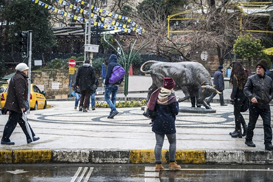 Dramatik ve ilginç bir geçmişi var 
Yaklaşık 150 yaşında ve bir heykel için orta yaşını sürüyor sayılabilir. Ne savaşlar, ne göçler görmüş…

1800'lü yıllarda Fransa ve Almanya arasında paylaşılamayan Alsa-Loren bölge'sidir yapılma nedeni. Bu küçük ama önemli bölge yıllar boyunca Fransız ve Almanlar arasında sürekli el değiştirir. 1860'larda bu bölgede Fransızların Almanları yendiği savaşı simgelemek için Paris'te yaptırılır. Heykeltıraş Isidore Bonheure'ün eseridir. Kızgınlığı ve iriliğiyle Fransızların gücünü simgeler ancak çok sürmez, 1870 Sedan Muharebesi'yle Alman general Bismarck tarafından Alsas-Loren yeniden alınır. 'Fransızların gücü' de Almanya'ya gider.

