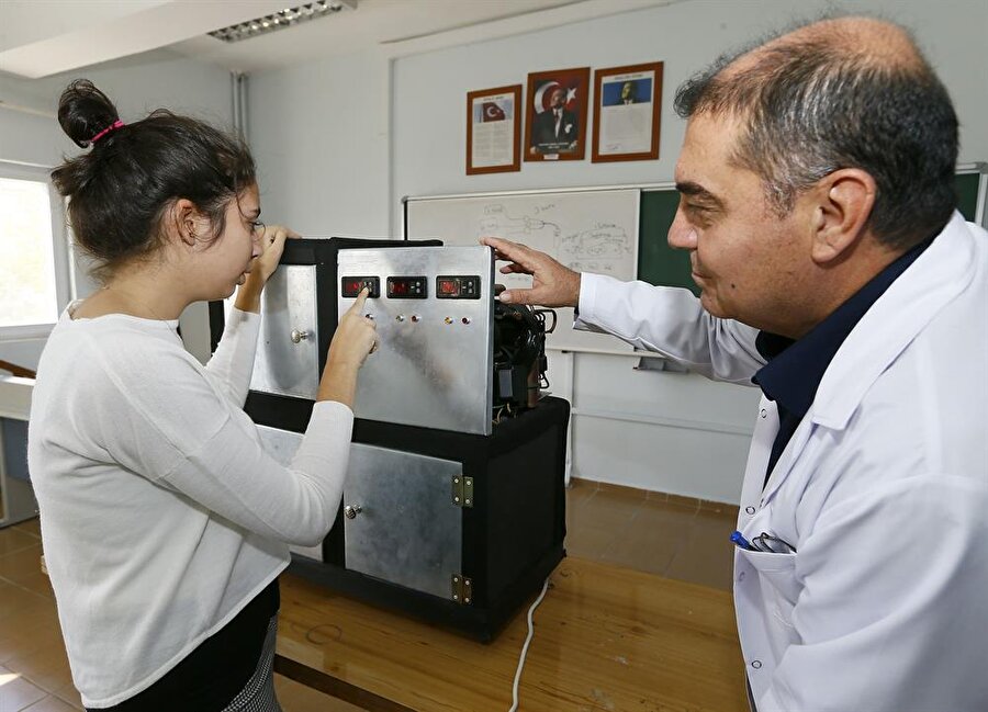 Şentürk, yaklaşık 10 ay süren çalışmayla, amacına uygun bir prototip cihazı 4 bin 116 lira maliyetle tamamladığını belirtti. Cihazında ısıtma ve soğutmanın aynı anda kullanılmasıyla ısının sabitlendiğini anlatan Şentürk, şu bilgileri verdi: "İki amacı var cihazın. Isıtma ve soğutmayı dönüşümlü kullanarak sıcaklığı sabitlemek. Bu sayede kan ve ürünleri, organlar, aşı ve serumların korunması. Mesela 4 derecelik bir sıcaklık hedeflediğinde cihaz, sıcaklık 5 dereceye ulaşana kadar ısıtma sistemini çalıştırıyor. 5 derecede ısıtma kendini kesiyor, soğutma devreye gidiyor. 3 dereceye kadar soğutma çalışıyor. 3'e gelince tekrar ısıtma aktifleşiyor. 3 ila 5 arasında, 4 küsurlu bir değerle ısı sabitlenmiş oluyor. Oysa mevcut sistemlerde ısı farkı 10 dereceye çıkıyor."