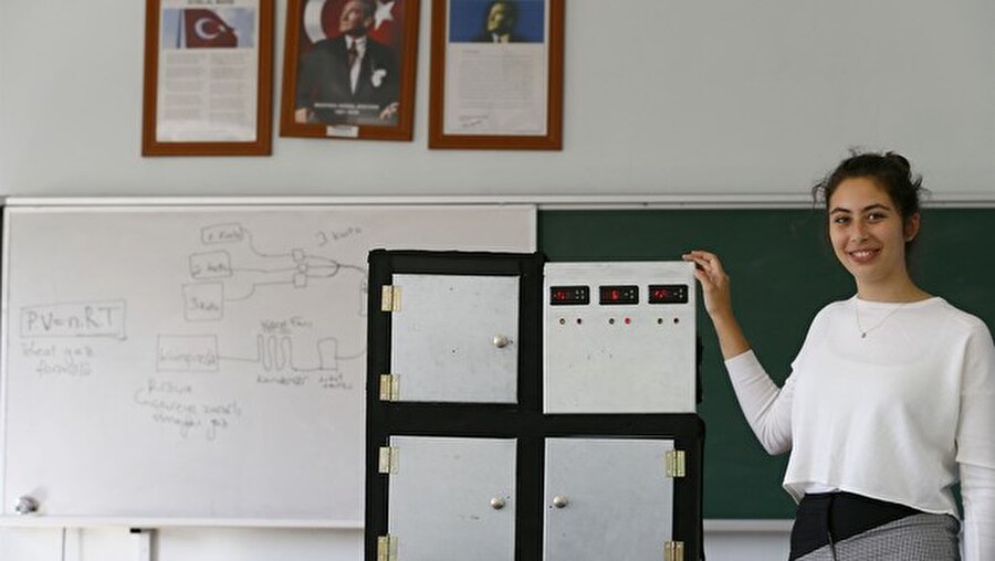 İkinci amaç da aynı cihaz üzerindeki bölmelerde farklı sıcaklık değerlerini sabitleyebilmek. Bu nedenle de prototipte 3 bölme oluşturdum. Bunların her birine farklı sıcaklık veren bir sistem kurdum. Her biri için ayrı yapılan kontrol panelinde istediğiniz sıcaklık değerini belirliyorsunuz. Tek ısıtma ve soğutma sistemi, farklı yazılımları sayesinde 3 bölmeye de farklı sıcaklık verilmesini sağlıyor. Bu bölmelerden birini soğuturken diğerini ısıtabiliyoruz. Cihazın bir bölümünde sıfırın altında 18 derece gerektiren bir maddeyi koruyabilir, aynı anda yandaki bölümde 4, diğer bölümünde ise 24 derecelik bir ortam oluşturabilirsiniz. Geliştirdiğim cihaz, hem ortam sıcaklığını sabitliyor, hem de üzerindeki farklı bölmeleri ayrı sıcaklık değerlerinde tutabiliyor."