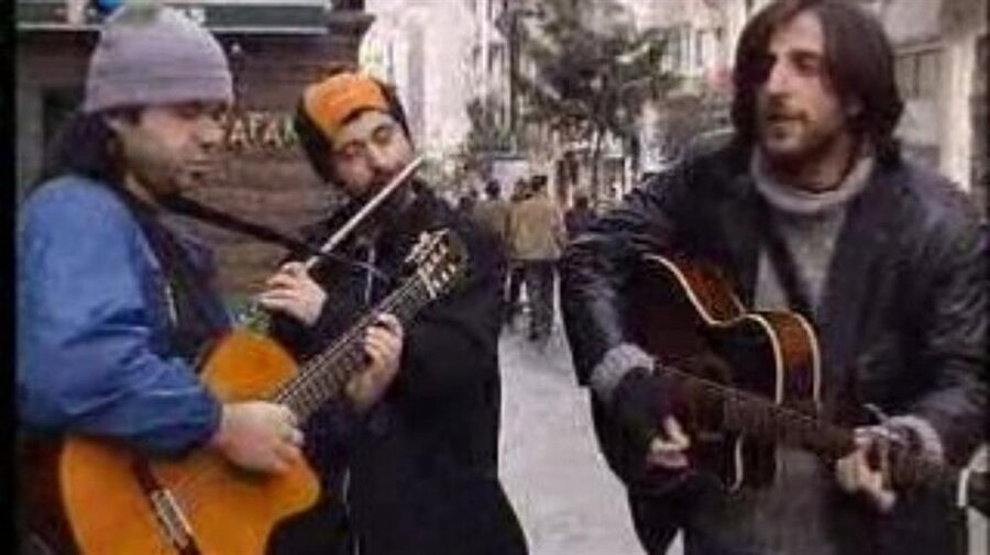 Gülbeyaz'a şarkılar yazdı

                                    
                                    2002 yılında Gökhan Birben ile Gülbeyaz adlı televizyon dizisinin müziklerini yapmaya başlar ve aynı zamanda dizinin bazı bölümlerinde oynar. 
                                
                                