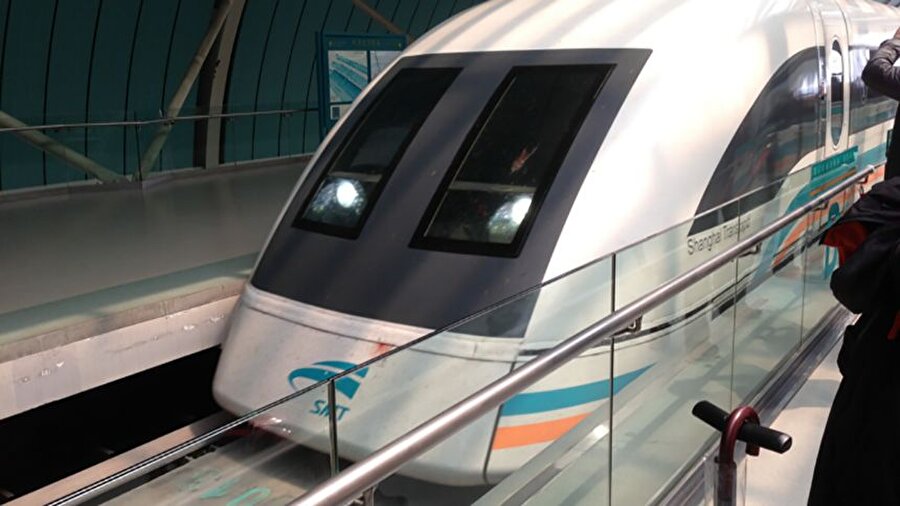 'Smart Rail World'ün haberine göre, Çin hükümetine bağlı olan 'CRRC', yeni maglev trenini test etmek için yaklaşık 5 kilometre uzunluğunda ray döşedi. Şirket ayrıca saatte 200 kilometre hızla giden başka bir maglev treni için de hazırlıklarını sürdürüyor. 'CRCC' yöneticisi Sun Bangcheng; amaçlarının orta ve yüksek hızlı maglev trenler konusunda yerli teknolojiyi kurmak ve yeni nesil için standart sistem haline getirmek olduğunu açıkladı.