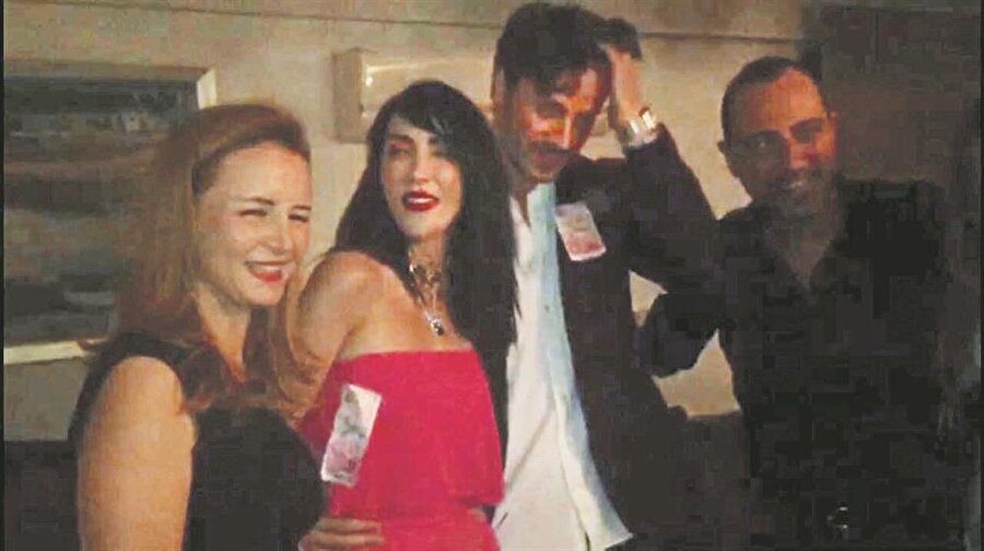 Yener'in evi,  isimlerinin baş harfleri olan H ve C harfleriyle donatıldı. 30 kişilik yemek masası ise gül yapraklarıyla bezeliydi. Gecede konuklara beş servis elemanı hizmet verdi.