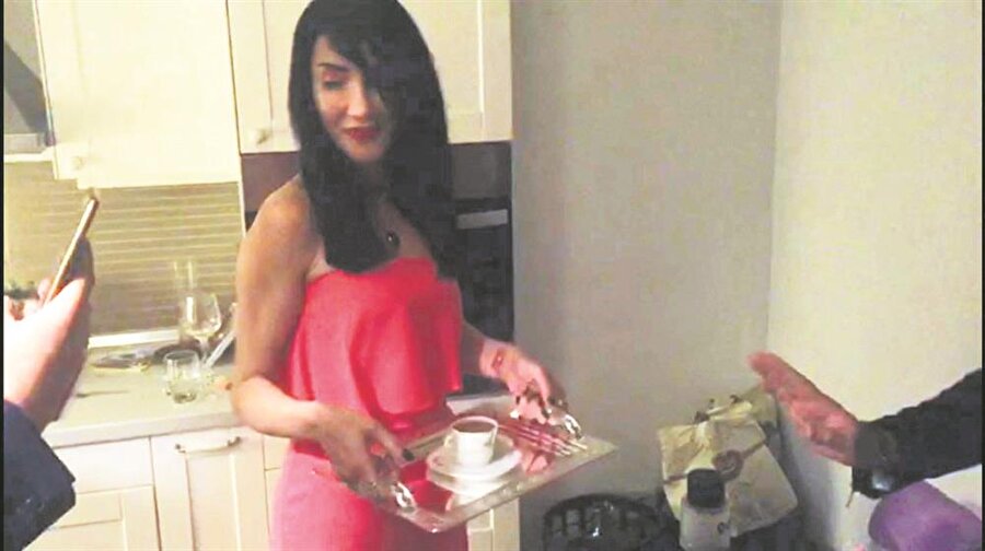 Hande Yener, Cem Şenol'un kahvesini kendi elleriyle Türk geleneklerine özgü tuzlu kahve yaptı, Yener kahvesinin içine acı sos da koydu.