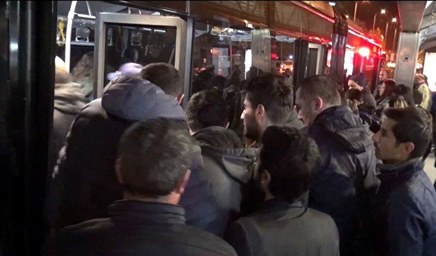  Yolcular anlatıyor : Otübüste uyuyorum
İşte onlardan birinin işbaşı yolculuğu şöyle : Avcılar'dan ilk düzenli metrobüs sefer saati 06.00. Yeşilkent, Tahtakale gibi mahallerden birinde oturup, bu ilk sefere yetişecek kişinin evinden saat 05.00 sıralarında çıkması gerekiyor. Minibüs bu İstanbullu'yu metrobüse yetiştiriyor. Yaklaşık 1 saatlik bu yolcluk karanlıkta yapılıyor ama bitmiyor. 1 saatlik.. hatta daha fazla.. İstanbul'un diğer yakasına geçecek olanlar için bile önlerinde gün ışığını görmeden yapılacak yolculuk var. O yolcuların yolculuk hikayelerinin herbiri birbirinden farklı ama yaşadıkları aynı. 
