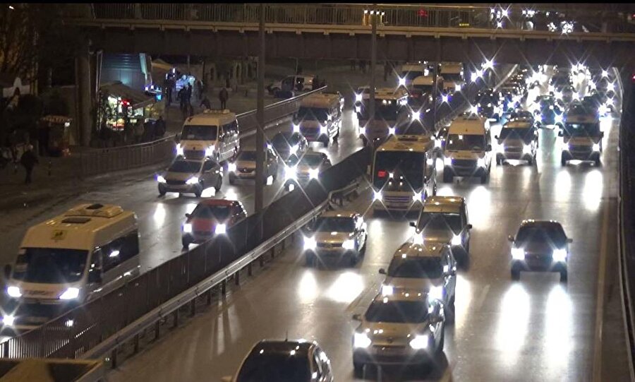 06.00'da D-100: farların aydınlattığı yolda adım adım..
Gece karanlığında yolculuk toplu ulaşım araçlarını kullananlarla sınırlı değil. İşte İstanbul'un kalbi D-100 karayolunda durum.. Bugün saat: 06.00. Trafik, işbaşı trafiği. Yani sorunlu.. Sıkışık.. Yavaş ama neredeyse her iş günü benzer manzarayla karşılaşan İstanbullu sürücüler için önemli bir fark var artık, o da bu yolculuğun gece karanlığında yapılması. 
