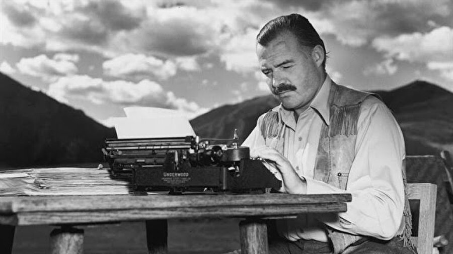 Ernest Hemingway - William Faulkner

                                    Amerikan edebiyatının iki büyük ismi Hemingway ve Faulkner, kimi sebeplerden ötürü birbirlerinden pek haz etmezlerdi. Bu durum, yazarların sıkı okurları için de geçerlidir. Bu yüzden Hemingway'ciler ile Faulkner'cılar olarak ayrılmış okur kitleleri söz konusudur.


İki yazarın en bilinen atışmalarından birisi, alkollüyken yazmak üzerine. "Sarhoşken yaz, ayıkken düzelt" sloganının sahibi Hemingway'in alkolle yakın ilişkisi malum. Ciddi ve ağır bir yazar olan Faulkner, Hemingway'i kastederek "Hiç çalışırken, işini yaparken sarhoş olan birini duydunuz mu?" diyerek yazma işini ciddiye almadığını düşündüğünü belirtir.


Daha sade ve doğrudan bir üslubu olan Hemingway'e karşılık Faulkner'in dili daha ağır ve bir miktar da ağdalıdır. Bu yüzden kendisi için "Asla okuyucuyu sözlüğe götürebilecek bir kelime kullanmayı bilmedi" diyen Faulkner'a cevap veren Hemingway "Zavallı Faulkner. Gerçekten büyük kelimelerden büyük duygular doğacağını mı sanıyor?" demiştir. 
                                