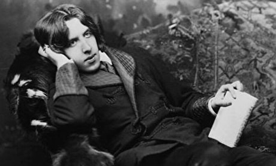 Charles Dickens - Oscar Wilde

                                    Dickens'ın "Antikacı Dükkanı" kitabını okumadıysanız ve okumayı planlıyorsanız bu başlığı esgeçebilirsiniz. Hikayenin kahramanı "Küçük Nell", ailesi ölen ve büyükbabası tarafından büyütülen bir genç kızdır. Hikayede Küçük Nell, büyükbabasıyla birlikte yaşamak için bir köye yaptığı uzun bir yolculuk sonrasında ölür. 

Bu üzücü olay Oscar Wilde için pek bir şey ifade etmemiştir. Wilde aynen şunları söylemiştir çünkü: "Ancak taş kalpli birisi Küçük Nell'in ölümünü okuyunca gülmeden durabilir."

                                
