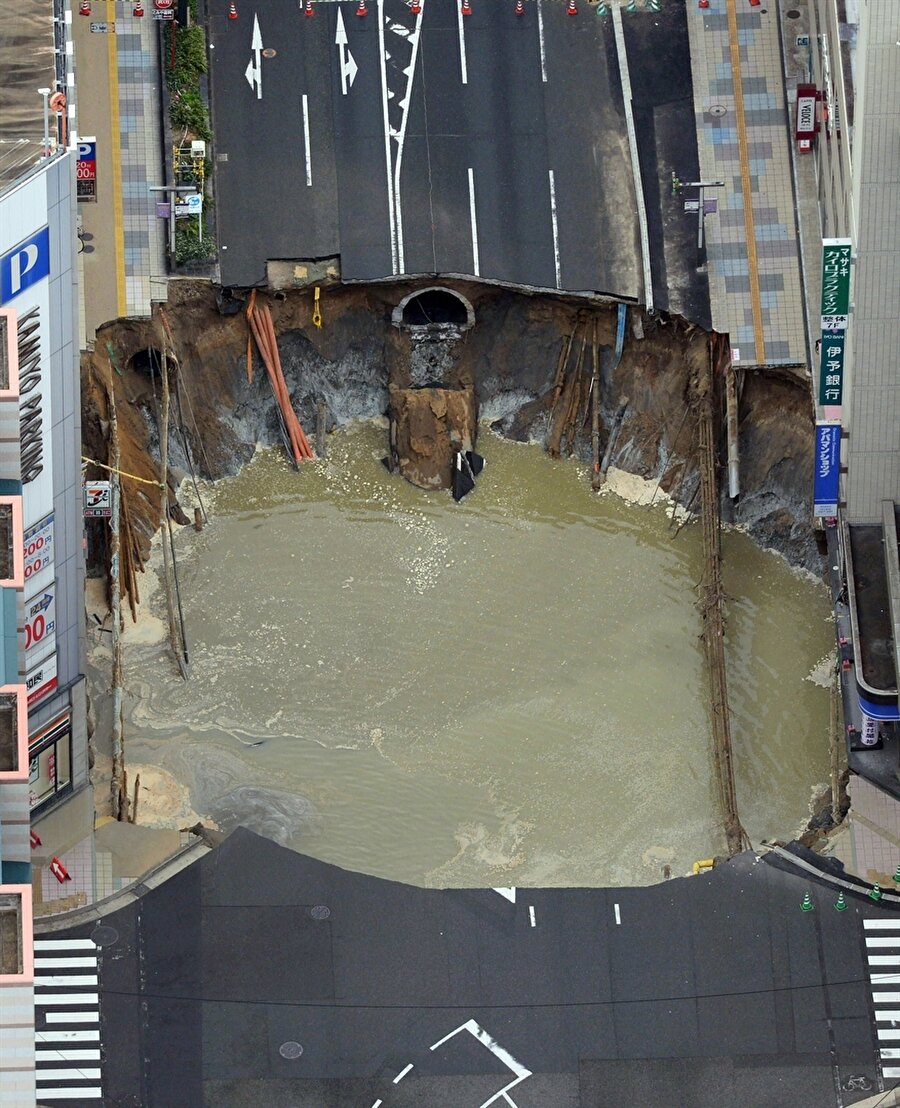 Adanın en büyük kenti olan Fukuoka kentinde sabah erken saatlerde meydana gelen dev çöküntünün, yakınlarda devam eden metro inşaatı kazıları nedeniyle oluştuğu tahmin ediliyor.