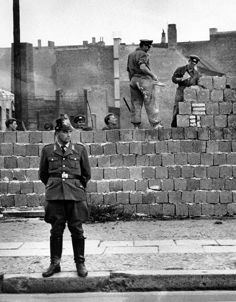 13 Ağustos 1961 yılında, Doğu Alman Meclisi’nin aldığı karar neticesinde yapılmaya başlandı. 

                                    
                                