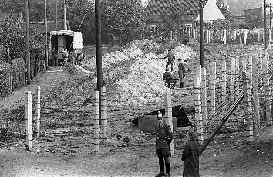 İnsanların yaşadıkları baskı, ekonomik sorunlar ve akrabalık özlemleri gibi etkenler, Doğu Almanya’dan Batı Almanya’ya göç sebeplerinden bazılarıydı.

                                    
                                