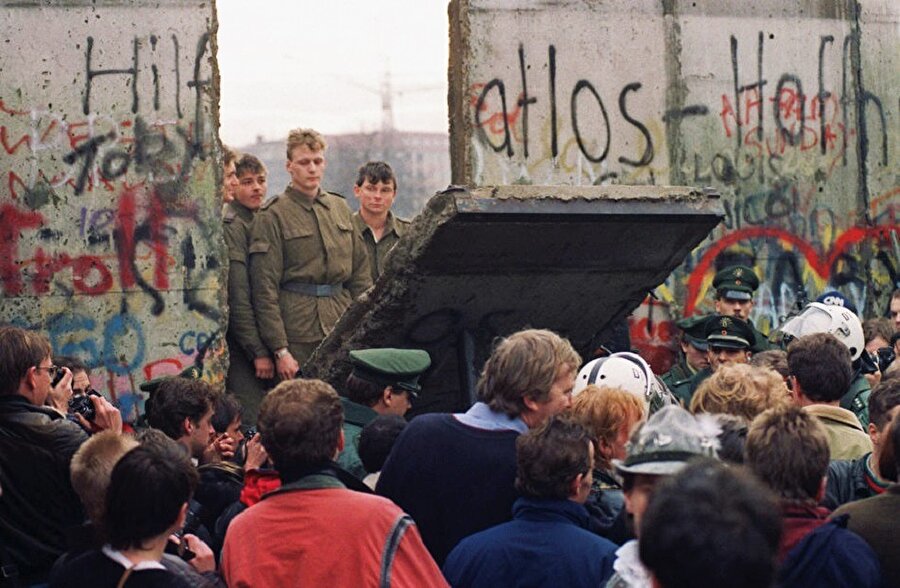 Alman Demokratik Cumhuriyeti, 1989 yılında aldığı bir kararla, tüm Doğu Alman kökenli vatandaşların Doğu Bloku’na geçmelerine izin verdiğini duyurdu. 

                                    
                                