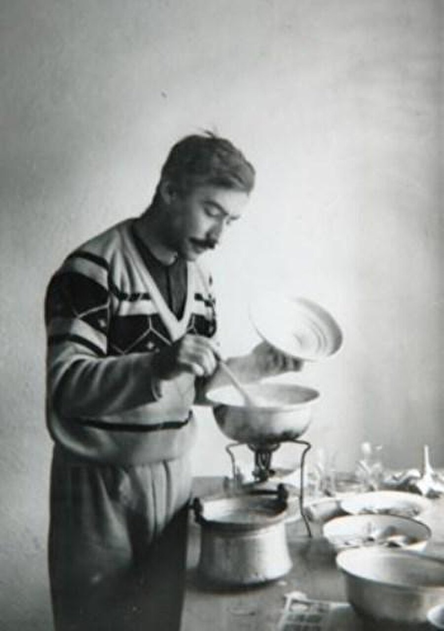 Şener Şen, Muş'ta sınıf öğretmenliği yapmıştı.