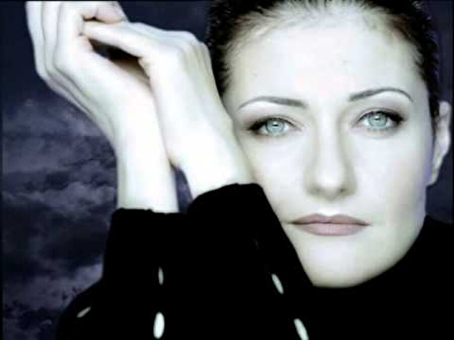 Candan Erçetin, Galatasaray Lisesi'nde müzik öğretmenliği yaptı.