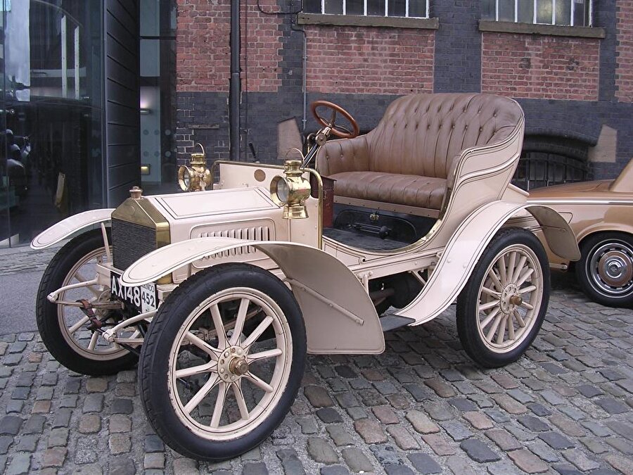 1904 Rolls-Royce 10 HP
En eski Rolls-Royce olan bu araç tam olarak klasik diyebileceğimiz bir araç özelliğini bünyesinde barındırıyor ve değeri 7,3 milyon dolar.