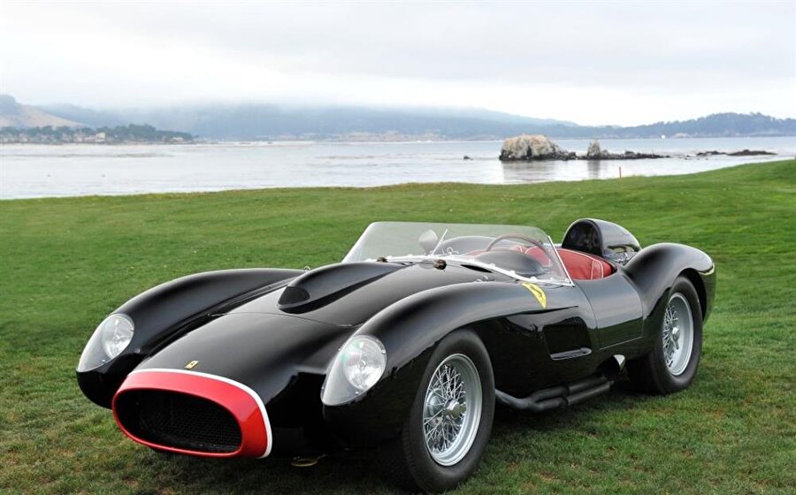 1957 Ferrari 250 Testa Rossa
Toplam 22 adet üretilen Ferrari Testa Rossa, GT yarış arabası olarak, 3 litrelik, 300 beygir, V12 motora sahip bir otomobildir. 12,1 milyon dolarlık da bir fiyata sahip.