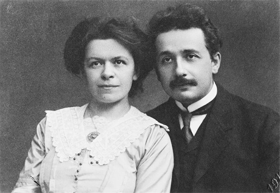 Einstein'ın çok sevdiği eşi Mileva'dan olan oğlu Albert'e yazdığı bu mektup, çocuklarına karşı ilgisiz olduğu iddialarına da cevap niteliğinde...
Sevgili Albert, mektubunu aldım ve çok sevindim. Bir daha bana yazmayacağından korkar hale gelmiştim. Zürih'e geldiğimde bana benimle Zürih'de görüşmenin biraz saçma ve garip olduğunu söylemiştin. Ben de bundan sonraki görüşmemizin kimsenin bizi rahatsız edemeyeceği başka bir yerde olmasının daha iyi olacağını düşündüm.

Her yılın en azından bir tam ayını birlikte geçirmemiz gerektiğini düşünüyorum. Böylece aslında sana ne kadar düşkün ve aslında seni kadar çok seven bir baban olduğunu fark edeceksin.


Benden, başka hiç kimseden öğrenemeyeceğin güzellikte ve değerde şeyler öğrenebilirsin. Onca yorucu çalışmamdan sonra elde ettiklerim sadece yabancıların değil kendi öz oğullarımın da işine yaramalı.

Son günlerde hayatımın en güzel çalışmalarından birini bitirdim. Biraz daha büyüdüğünde sana bunu daha detaylı anlatacağım.
Piyano derslerinden zevk almana çok sevindim. Piyano ve marangozluk işlerinin senin yaşındaki genç bir insan için bir şeyler öğrenmenin en iyi yolları olduğunu düşünüyorum; hatta bence bunlar okuldan bile daha önemli.


Piyanoda hoşuna giden şeyleri çalmaktan kendini alıkoyma. Öğretmenin seni bu yöne sevk etmeyebilir. Olsun, sen yine de sevdiğin parçalara da zaman ayır.
Keyif alarak bir şey yapıyor ve zamanın nasıl geçtiğini anlamıyorsan, bu öğrenmenin en iyi yoludur. Mesela ben kendimi işime öylesine kaptırıyorum ki, öğle yemeğini kaçırdığımı çok sonra fark ediyorum.


Tete (kardeşi) ve seni öpüyorum. 

Annenize selamlar...