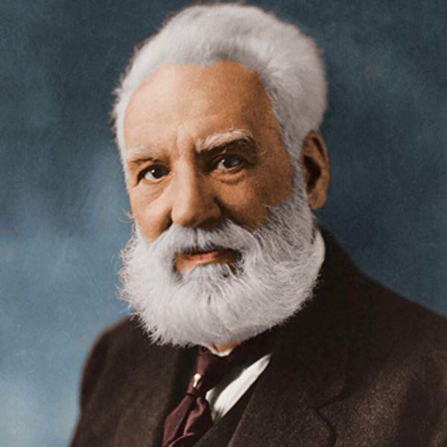 Alexander Graham Bell telefonu icat etmeden önce sağırlar okulunda öğretmendi.
