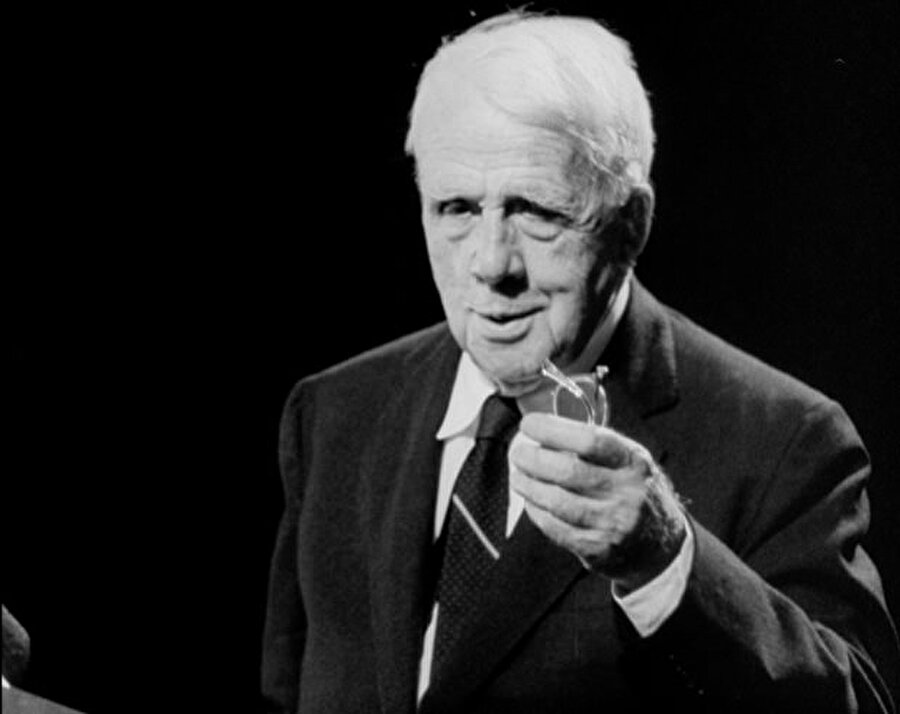 Robert Frost, şiirleri ile ünlenmeden önce New Hampshire'da bir yandan çiftçilik, bir yandan da öğretmenlik yapıyordu