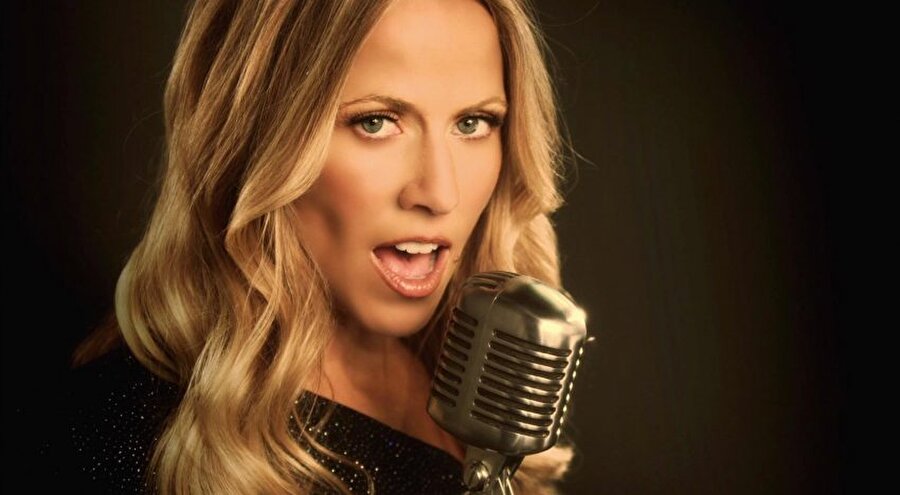 Sheryl Crow, Michael Jackson'ın arkasında vokal yapmaya başlamadan önce bir yandan reklam müzikleri yazıyor, bir yandan da ilk okul öğrencilerine müzik öğretmenliği yapıyordu.