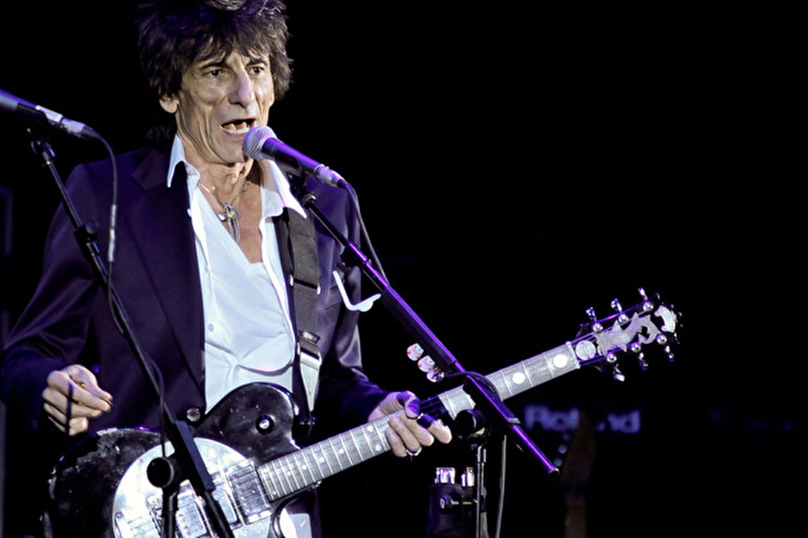 Rolling Stones'ın gitaristi Ronnie Wood müzik kariyerinden önce öğretmenlikle uğraşan ünlülerden.