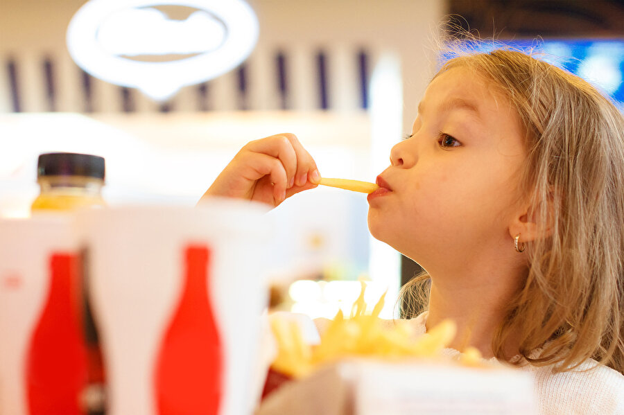 Fast food yiyecekler

                                    
                                    Sık sık tüketilen fast food ve kızartmalar damar sertliği, şişmanlık ve kansere neden olabiliyor.
                                
                                