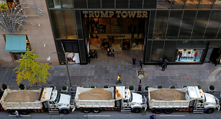 Trump'ın seçim ofisi olarak kullandığı 5. Cadde üzerindeki Trump Tower'in önünde, kum yüklü kamyonlarla güvenlik önlemleri alındı.

                                    
                                    
                                    
                                    
                                    
                                    
                                    
                                    
                                    
                                    
                                
                                
                                
                                
                                
                                
                                
                                
                                
                                