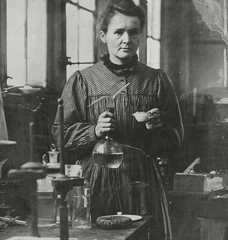 Marie Curie – Polonyalı 

                                    
                                    
                                    
                                    
                                    
                                    Radyoaktivite üzerindeki çalışmaları ile 2 kez Nobel kazandı.
                                
                                
                                
                                
                                
                                