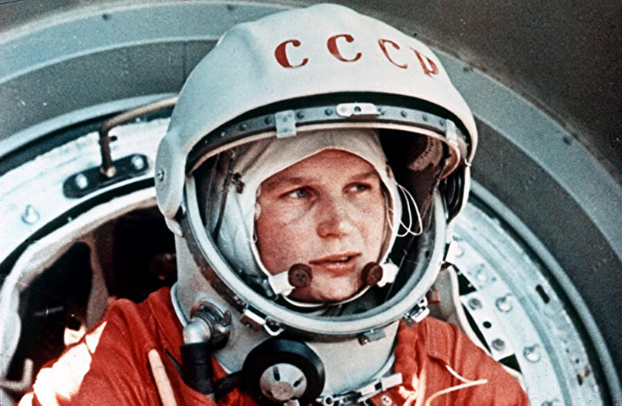  Valentina Tereshkova

                                    
                                    
                                    
                                    
                                    
                                    Uzaya çıkan ilk kadın.
                                
                                
                                
                                
                                
                                
