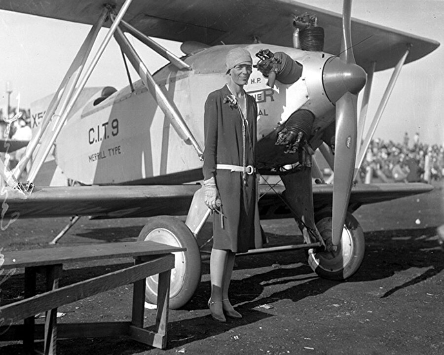 Ameila Earhart 

                                    
                                    
                                    
                                    
                                    
                                    Atlantik Okyanusu'nu geçen ilk kadın pilot.
                                
                                
                                
                                
                                
                                