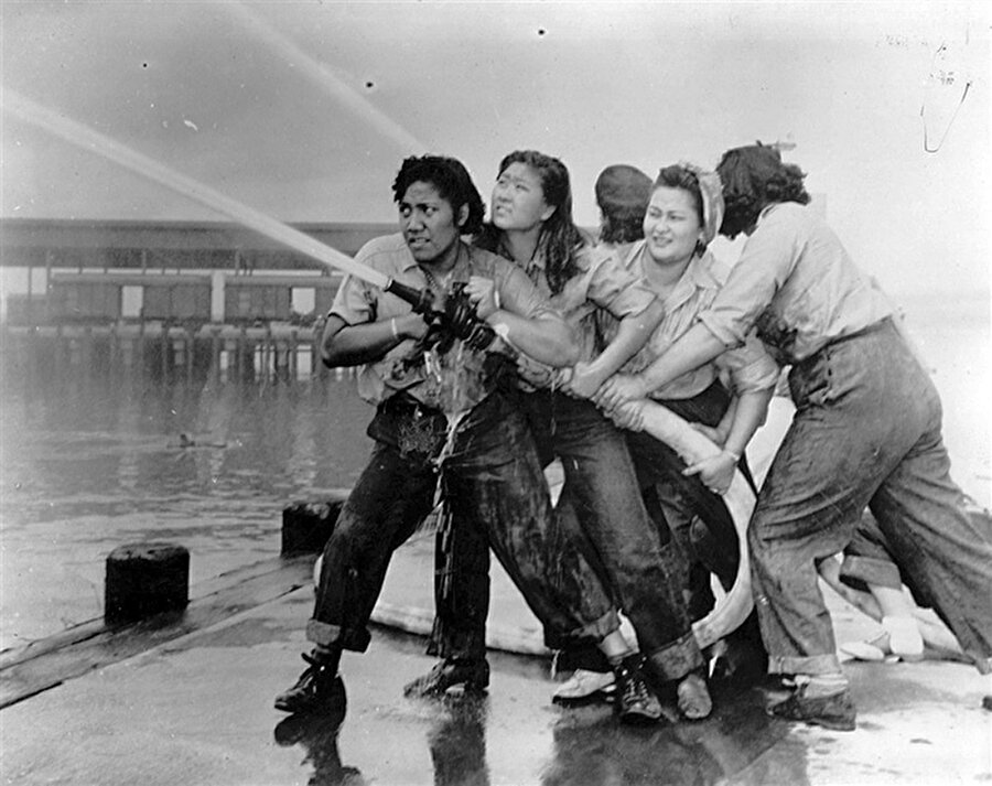 Pearl Harbor yangını söndürmeye çalışan kadınlar

                                    
                                    
                                    
                                    
                                    
                                    
                                
                                
                                
                                
                                
                                