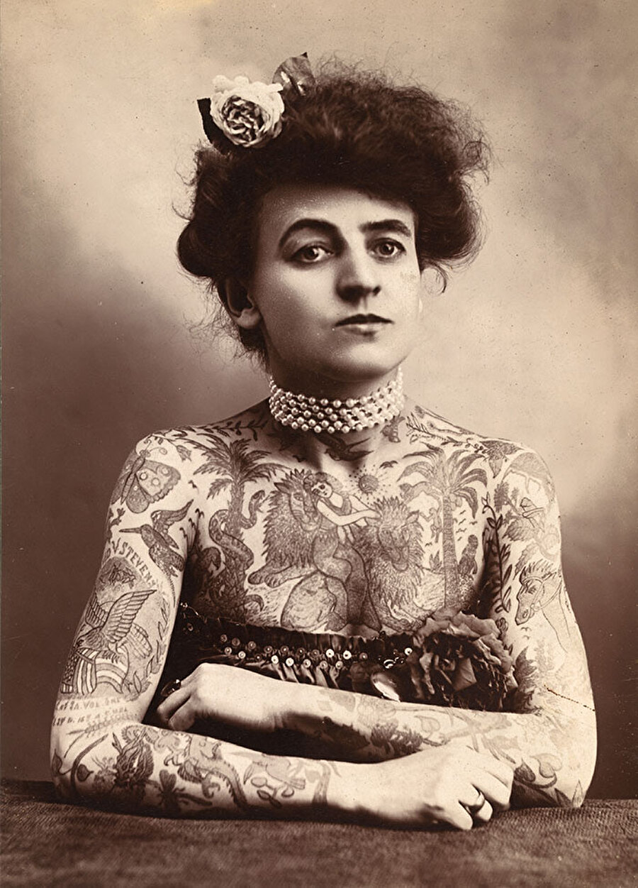 Maud Stevens

                                    
                                    
                                    
                                    
                                    
                                    İlk kadın dövmeci.
                                
                                
                                
                                
                                
                                