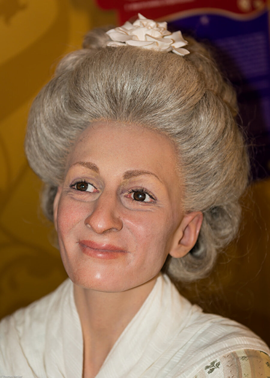 Balmumu hikayesi

                                    
                                    
                                    Heykel ustası Marie Tussaud tarafından kurulmuştur; Tussaud 1761 yılında Strazburg, Fransa'da doğdu. Annesi, balmumu konusunda uzman olan Dr.Philippe Curtius'un evinde hizmetçi olarak çalışınca Curtius Tussaud'a bal mumu modelleme sanatını öğretti.
                                
                                
                                